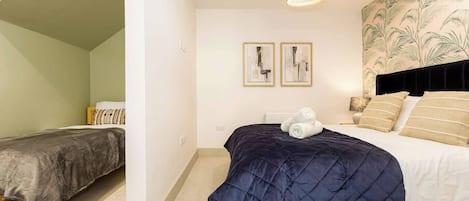 Desk, iron/ironing board, WiFi, bed sheets