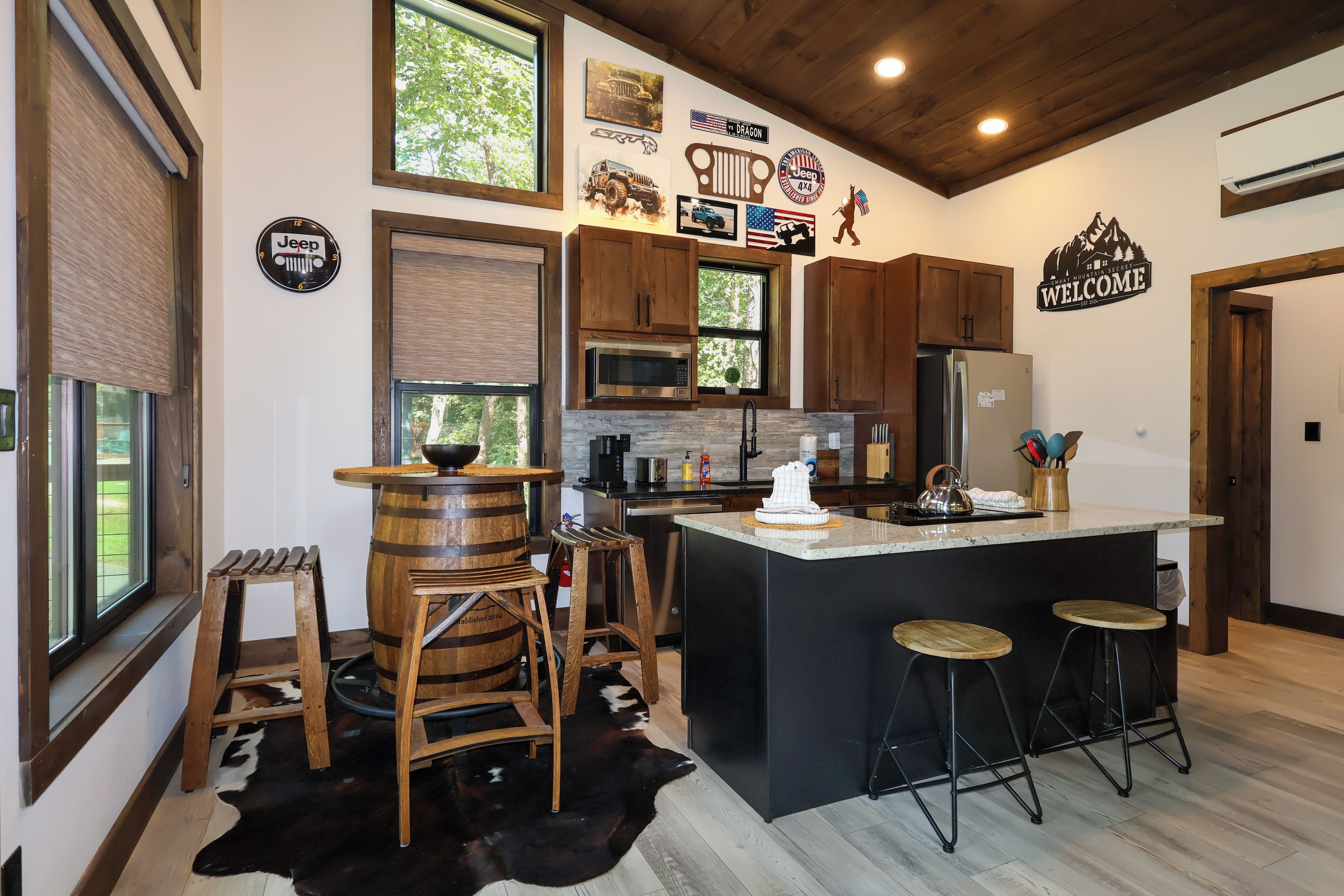 Coffee/tea maker, fridge, microwave, oven
