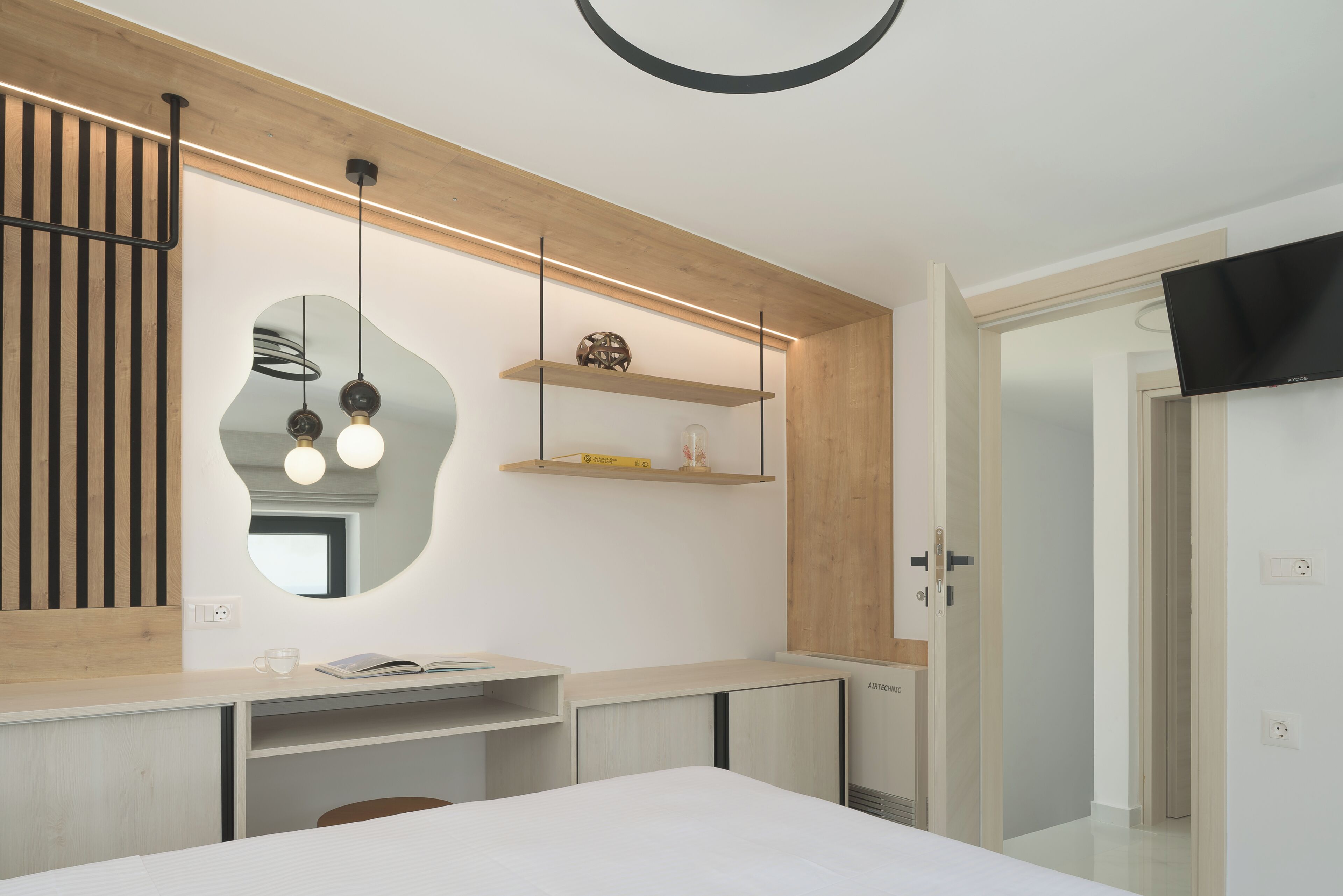 3 chambres, coffres-forts dans les chambres, fer et planche à repasser