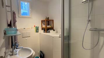 Dusche, Haartrockner, Handtücher