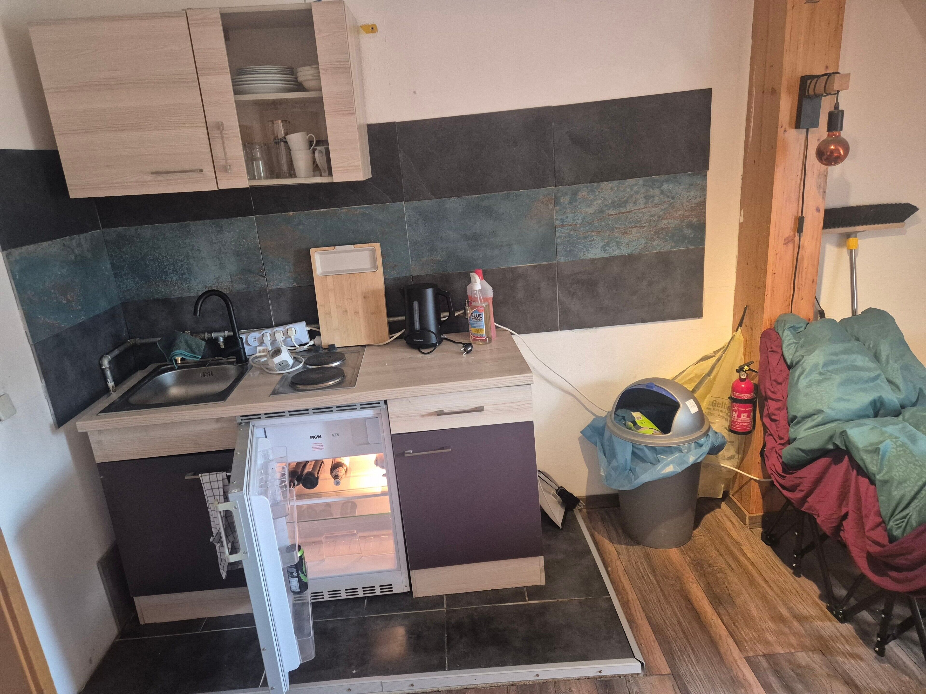 Coffee/tea maker, fridge, stovetop, electric kettle