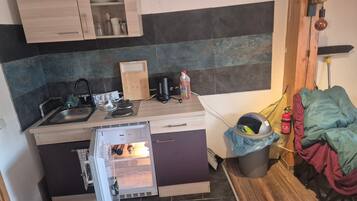 Coffee/tea maker, fridge, stovetop, electric kettle