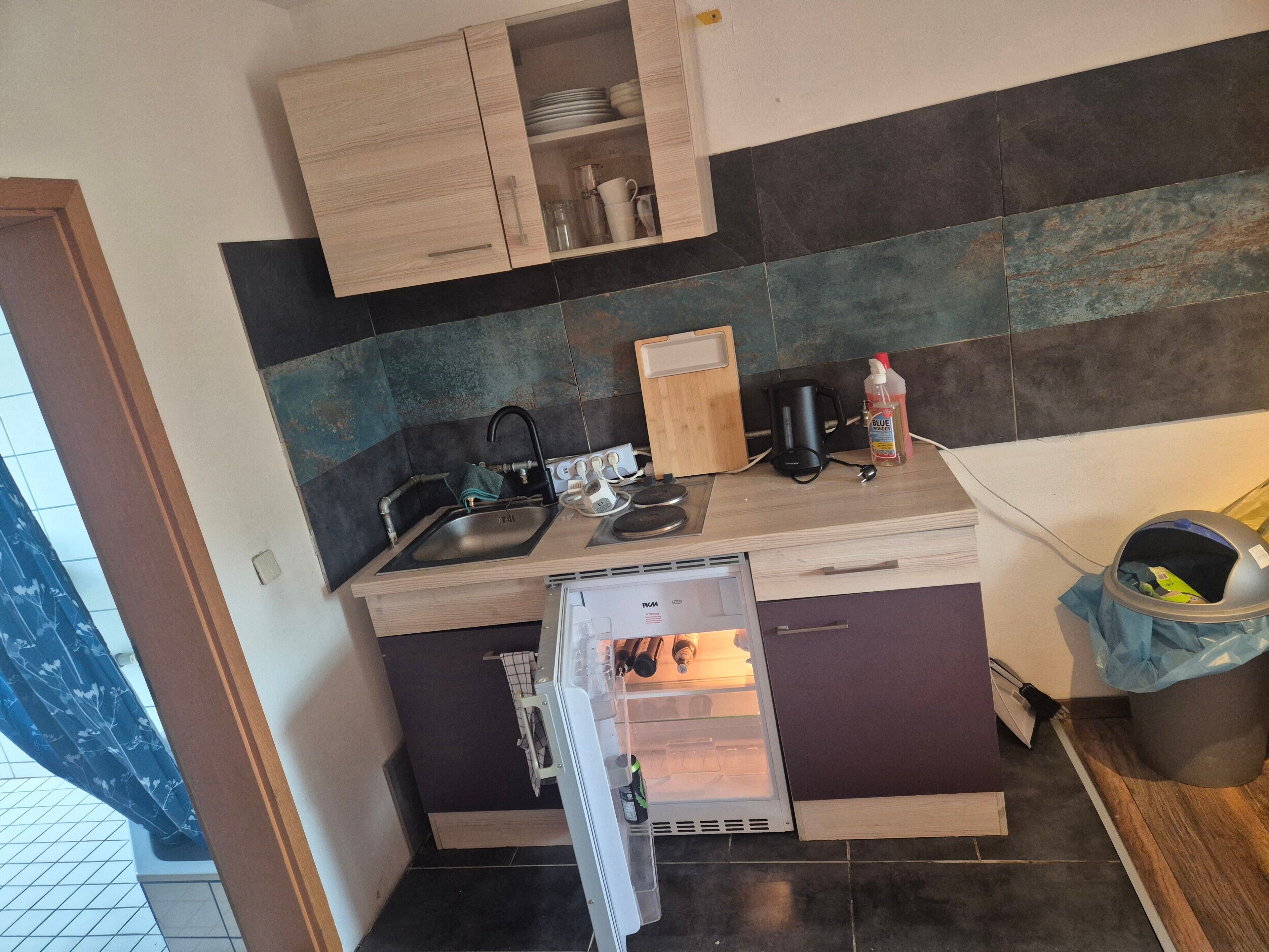 Wasserkocher mit Kaffee-/Teezubehör, Kühlschrank, Herdplatte
