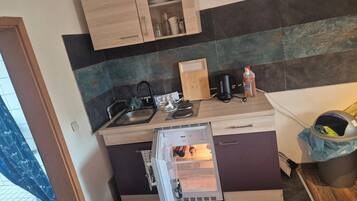 Wasserkocher mit Kaffee-/Teezubehör, Kühlschrank, Herdplatte