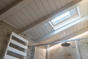 A skylight in a room with a shower area and a white towel rack. - Residenza Cittadella (Lonato del Garda)