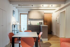 Condo tiện nghi đơn giản, ban công | Khu ăn uống