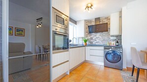 Coffee/tea maker, fridge, microwave, oven - Hanami Apartment - Plusholidays (Calpe / Calp)