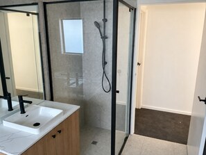 Bathroom - KD’s Golf Retreat, 3-bedroom house with AC in welcoming Eynesbury (Eynesbury)