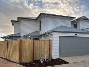 Exterior - KD’s Golf Retreat, 3-bedroom house with AC in welcoming Eynesbury (Eynesbury)