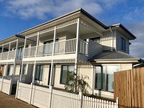 Exterior - KD’s Golf Retreat, 3-bedroom house with AC in welcoming Eynesbury (Eynesbury)
