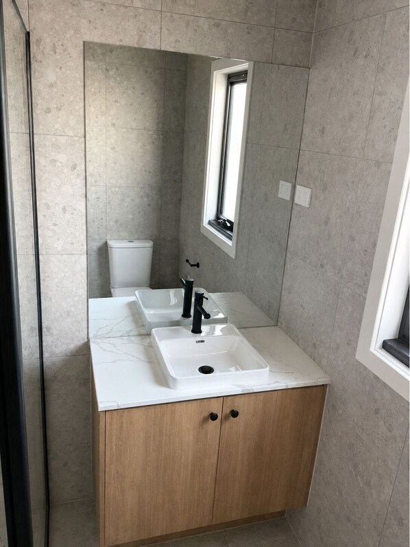 Bathroom - KD’s Golf Retreat, 3-bedroom house with AC in welcoming Eynesbury (Eynesbury)