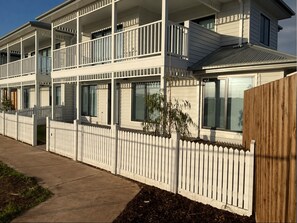 Exterior - KD’s Golf Retreat, 3-bedroom house with AC in welcoming Eynesbury (Eynesbury)