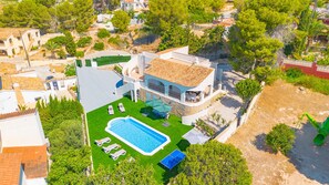 A residential property with a swimming pool, multiple balconies, and a garden area. - Villa Lacampana - Plusholidays (Calpe / Calp)