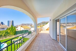 A balcony with a view of a cityscape, a swimming pool, and a clear sky. - Villa Lacampana - Plusholidays (Calpe / Calp)