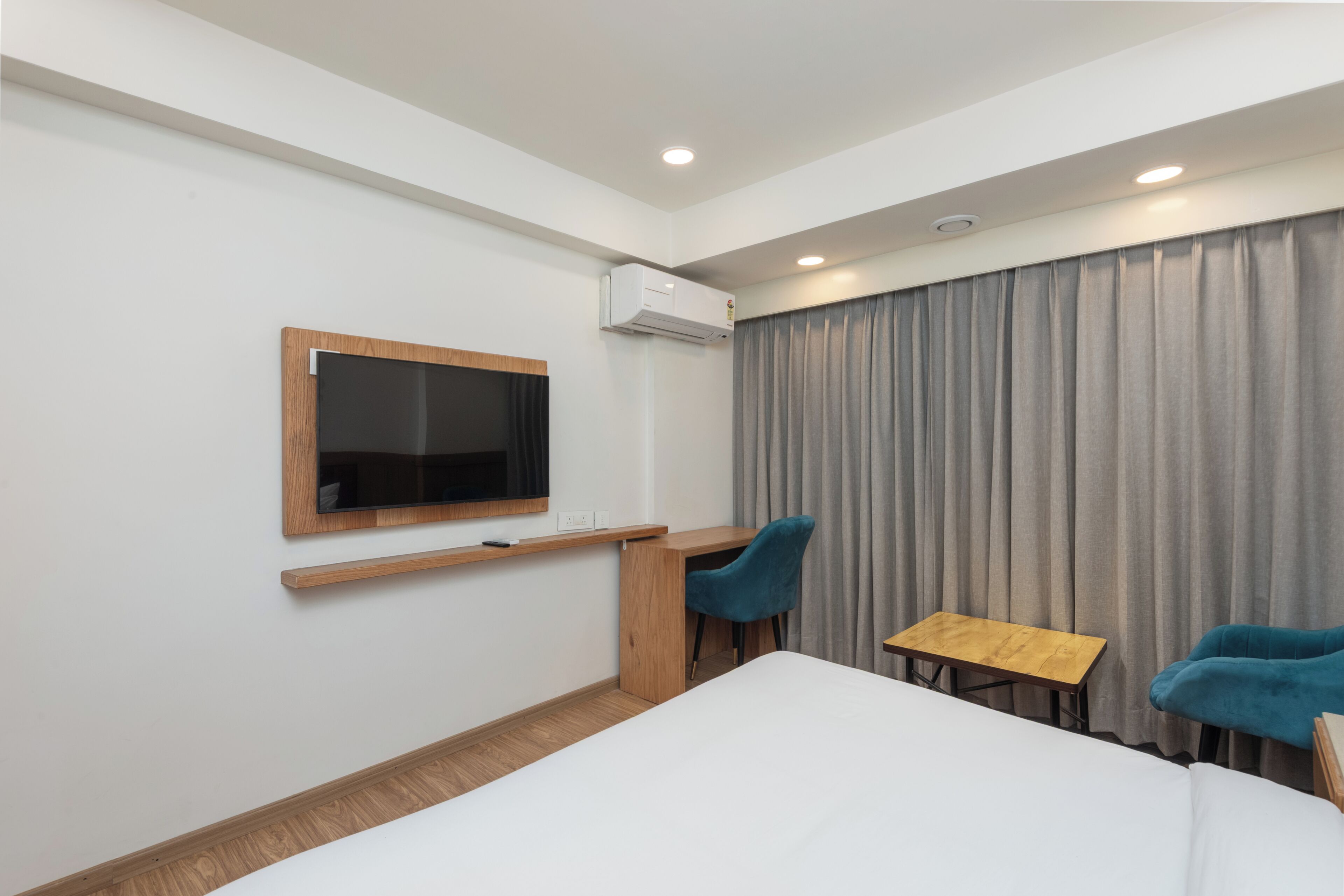 Desk, laptop workspace, iron/ironing board, free WiFi
