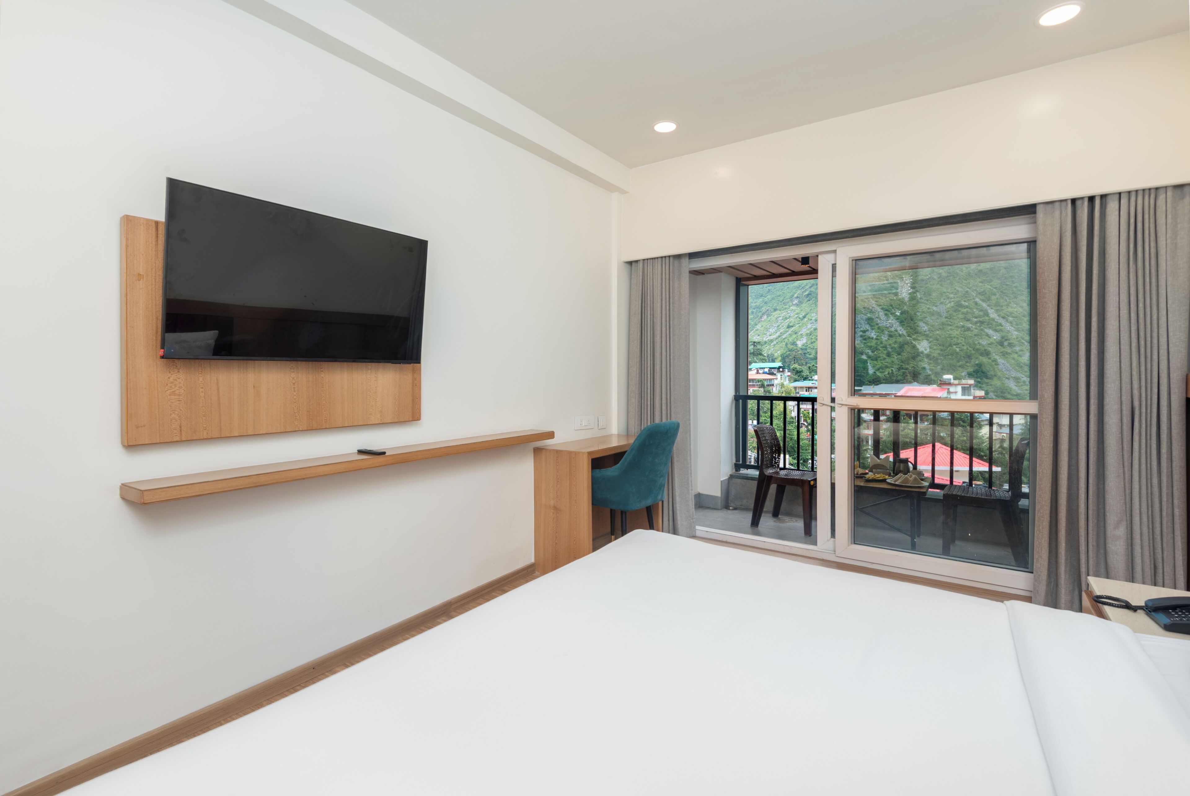 ห้องพรีเมียม, ระเบียง, วิวภูเขา | โต๊ะทำงาน, พื้นที่ทำงานแบบใช้แล็ปท็อป, เตารีด/โต๊ะรีดผ้า, Wi-Fi ฟรี