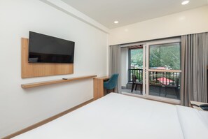 Habitación Premium, balcón, vistas a la montaña | Escritorio y espacio para trabajar con un portátil