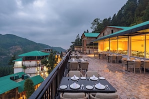 Outdoor dining - The Kalash by Lawrence hotels (Dharamshala)