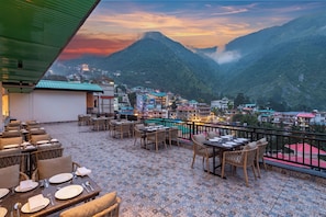 Outdoor dining - The Kalash by Lawrence hotels (Dharamshala)