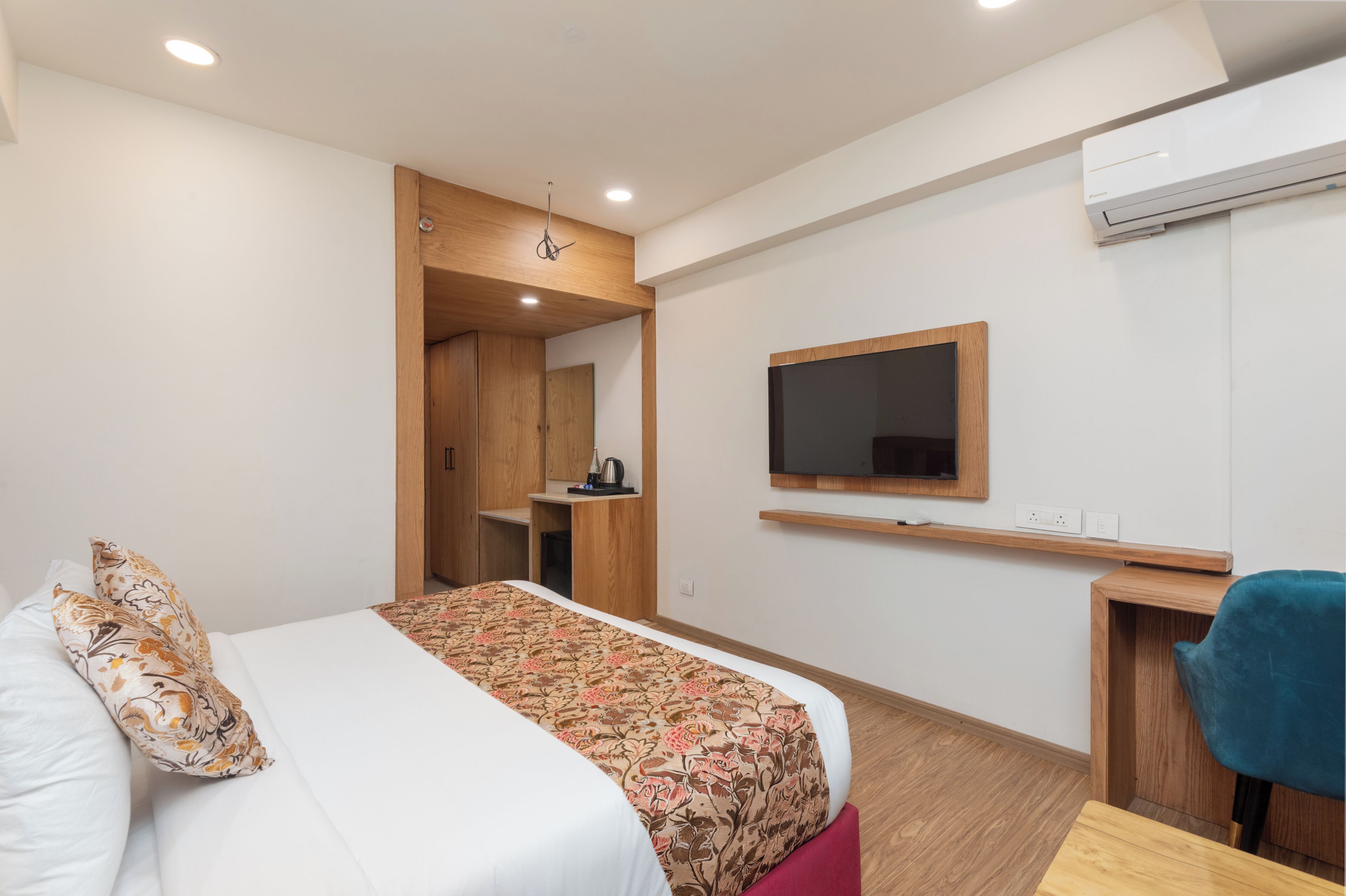 Habitación Premium, vistas a la montaña | Escritorio y espacio para trabajar con un portátil