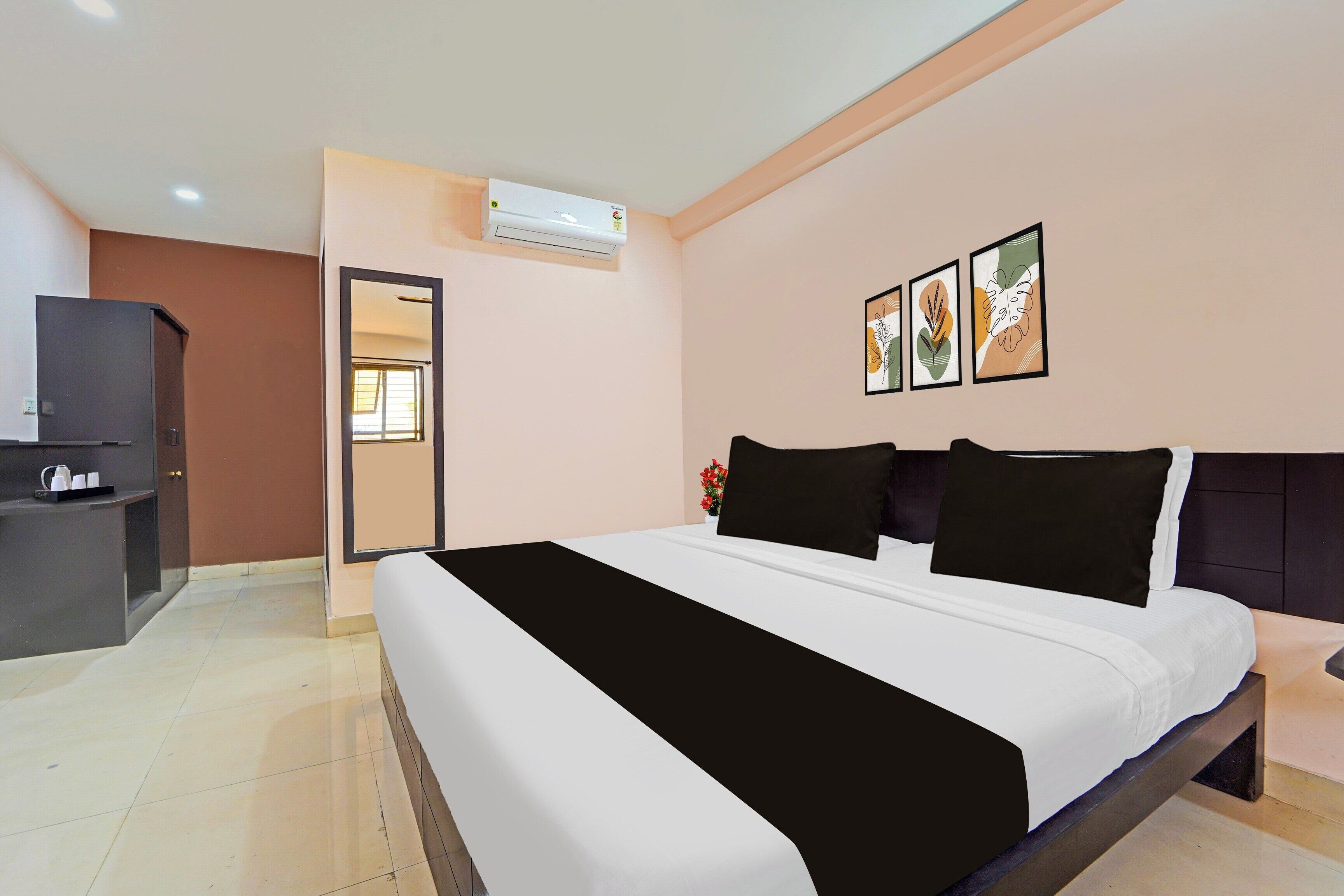 Ein Hotelzimmer mit einem Bett, einem Schreibtisch und einer Klimaanlage.