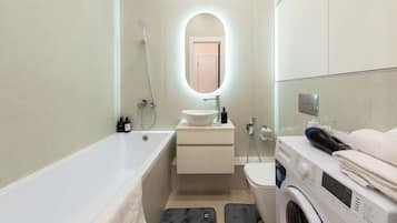 Comfort-Apartment, Klimaanlage, Bergblick | Badezimmer | Hausschuhe