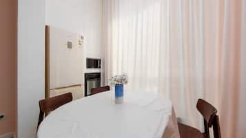 Comfort-Apartment, Klimaanlage, Bergblick | Speisen