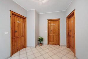 Un couloir avec trois portes en bois portant les inscriptions « Rigel », « Acrux » et « Sulo ».