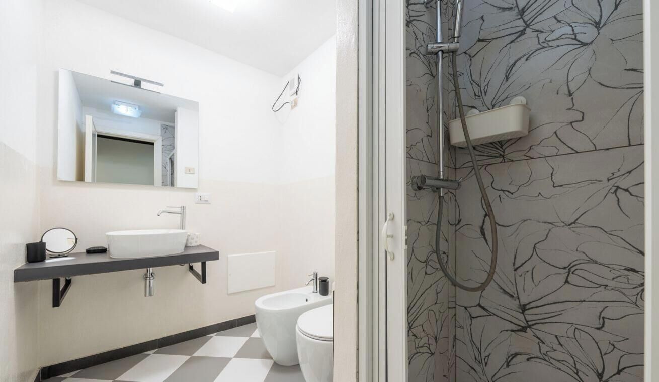 Doccia, bidet, asciugamani, shampoo
