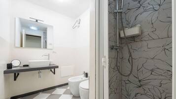 Doccia, bidet, asciugamani, shampoo