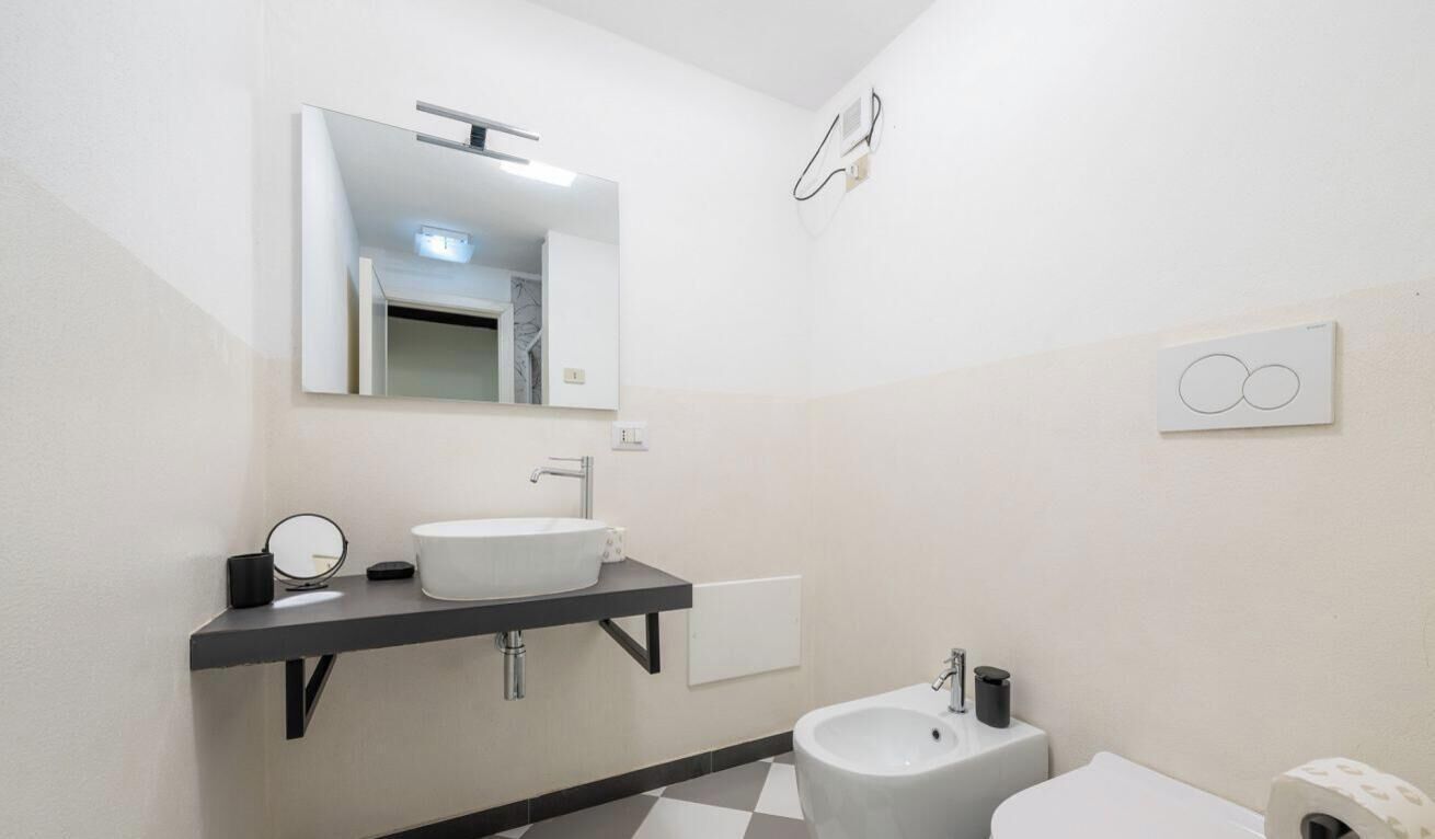 Shower, bidet, towels, shampoo