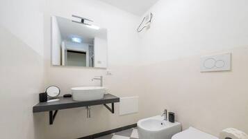 Shower, bidet, towels, shampoo