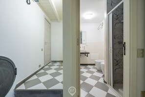 Shower, bidet, towels, shampoo - Estay - The Corner House Cagliari Room 1 (Cagliari)