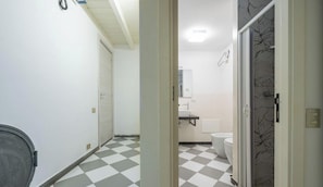 Dusche, Bidet, Handtücher, Shampoo