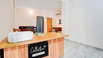 Una mesa de recepción de hotel con un letrero que indica que es un punto de recogida para empresas.