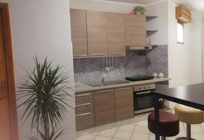 Wasserkocher mit Kaffee-/Teezubehör, Kühlschrank, Ofen, Herdplatte