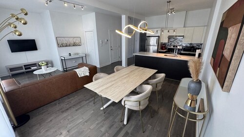 Luxury condo in middle of St Laurent Montreal between 2 metros and restaurants