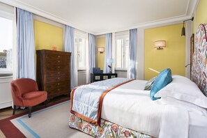 A hotel room with a bed, a dresser, a chair, and a desk with a lamp. - Dimora Dell’Arcangelo La Loggia (Lucca)