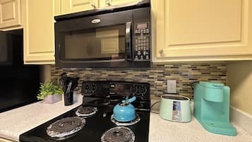 コーヒー / ティーメーカー、冷蔵庫、電子レンジ、オーブン