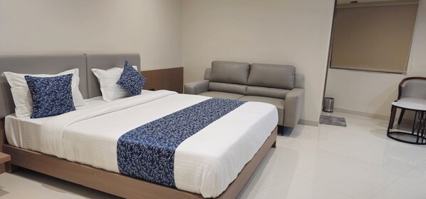 Deluxe Double Room, City View | Peti besi dalam bilik, meja, ruang kerja komputer riba 