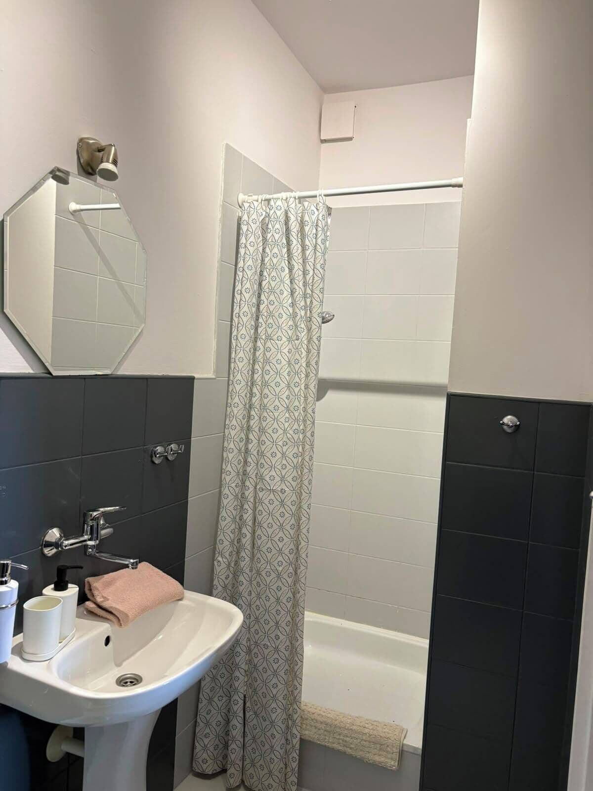 Comfort Quadruple Room | Bathroom | Shower, towels, toilet paper