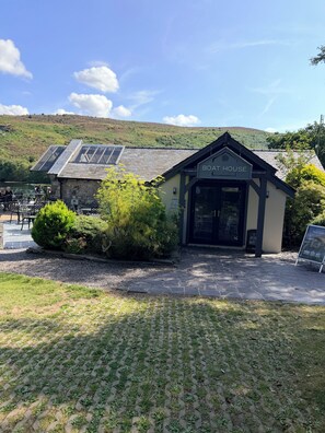 Exterior - Beautiful Snowdonia Retreat Family-Friendly 3 Bed (Llanrug)