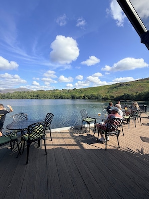Outdoor dining - Beautiful Snowdonia Retreat Family-Friendly 3 Bed (Llanrug)