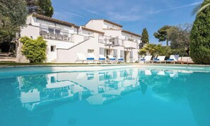 Una piscina al aire libre, una piscina climatizada