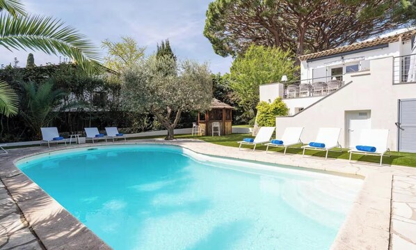 Una piscina al aire libre, una piscina climatizada