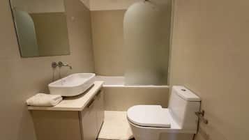 Ducha, bidé, toallas y papel higiénico