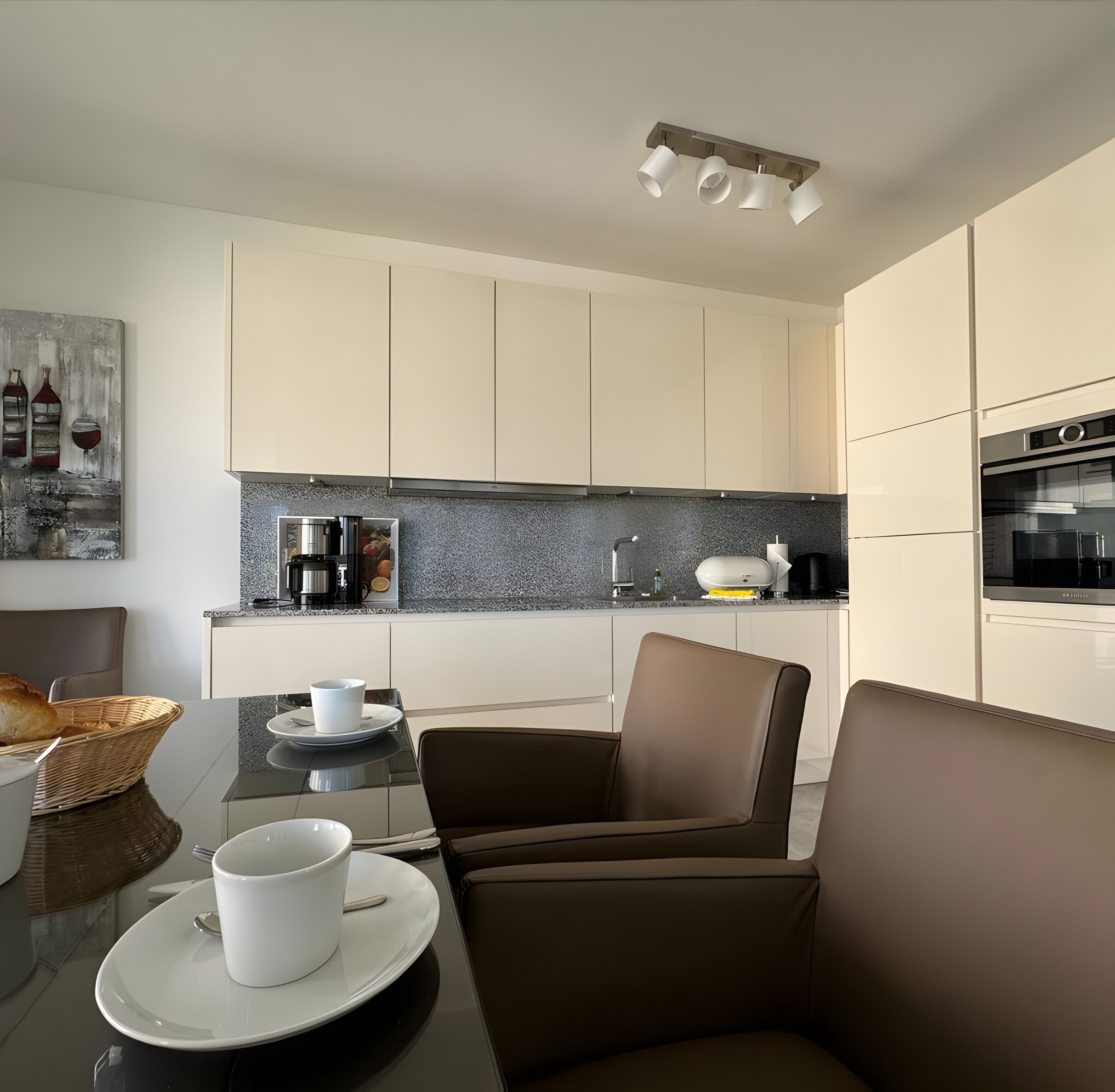 Wasserkocher mit Kaffee-/Teezubehör, Kühlschrank, Mikrowelle, Ofen