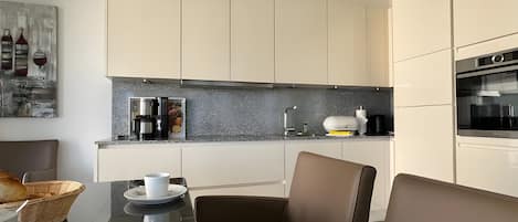 Coffee/tea maker, fridge, oven, stovetop