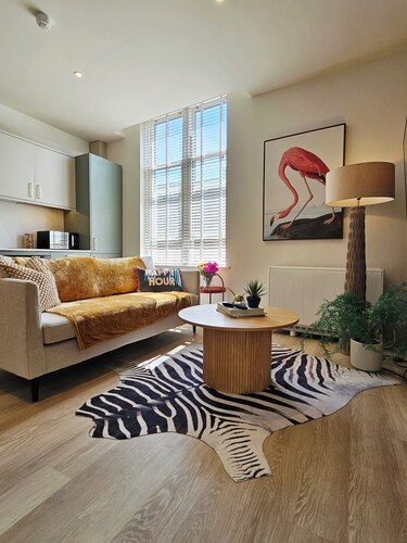 Pelican House No.10 | Luxury Apartment | Walk to The Beach | Bournemouth Centre