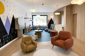 Un intérieur moderne avec un espace salon central, une bibliothèque et une grande fenêtre offrant une vue dégagée.